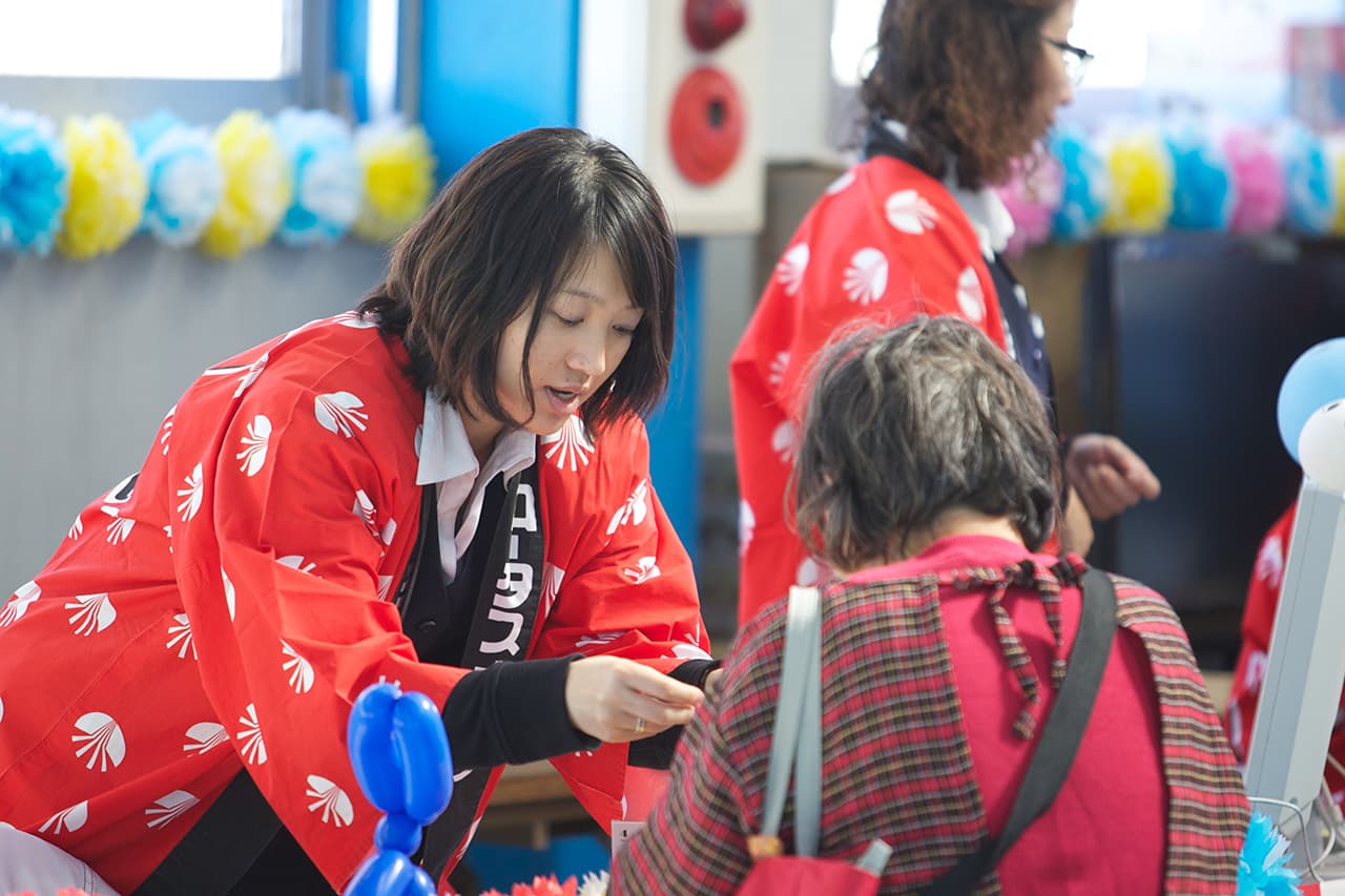 イベントで赤い法被を着たスタッフ
