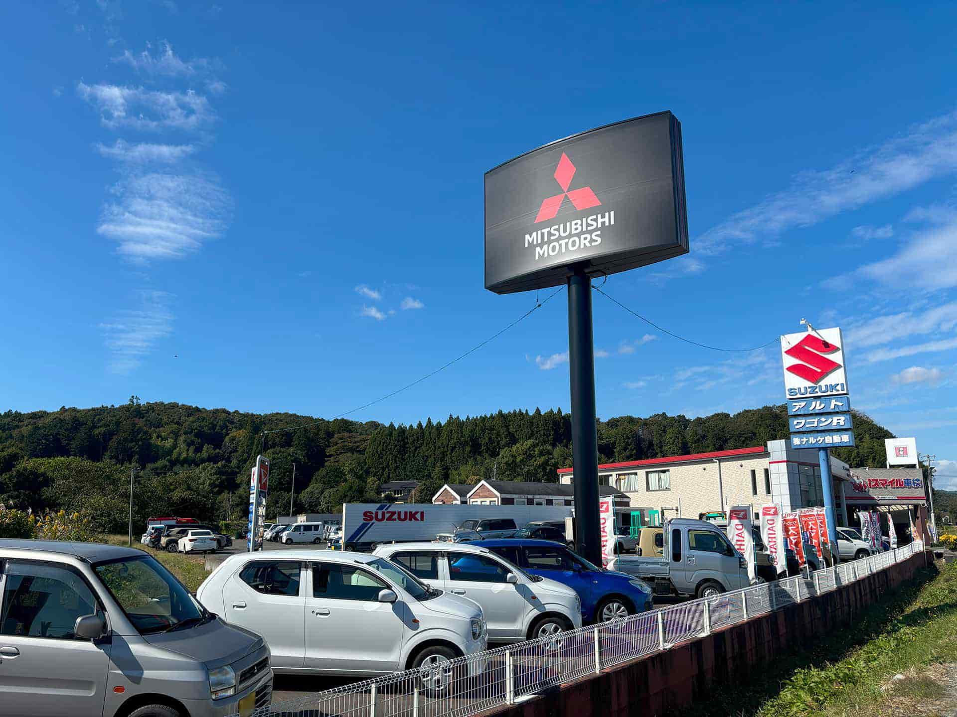 ナルケ自動車本店の車展示場