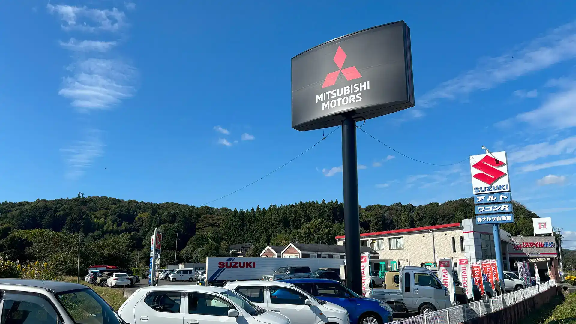 ナルケ自動車本店の車展示場