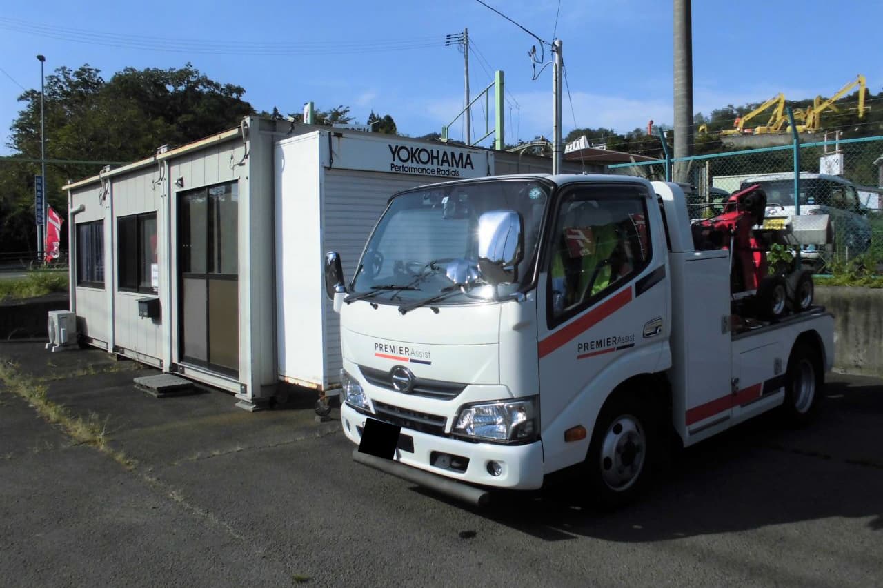 ナルケ自動車宮城インター店とレッカー車