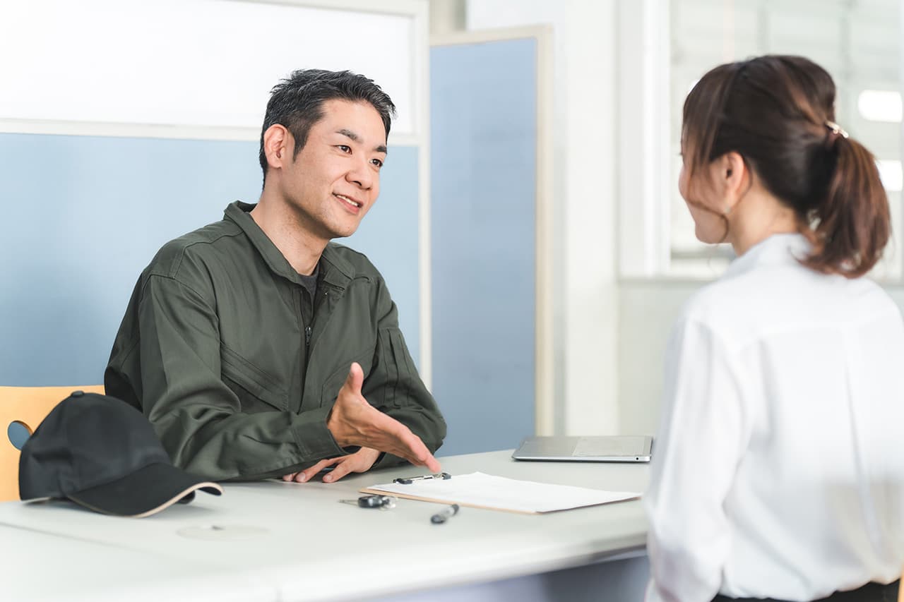 男性整備士が女性に説明をしている様子