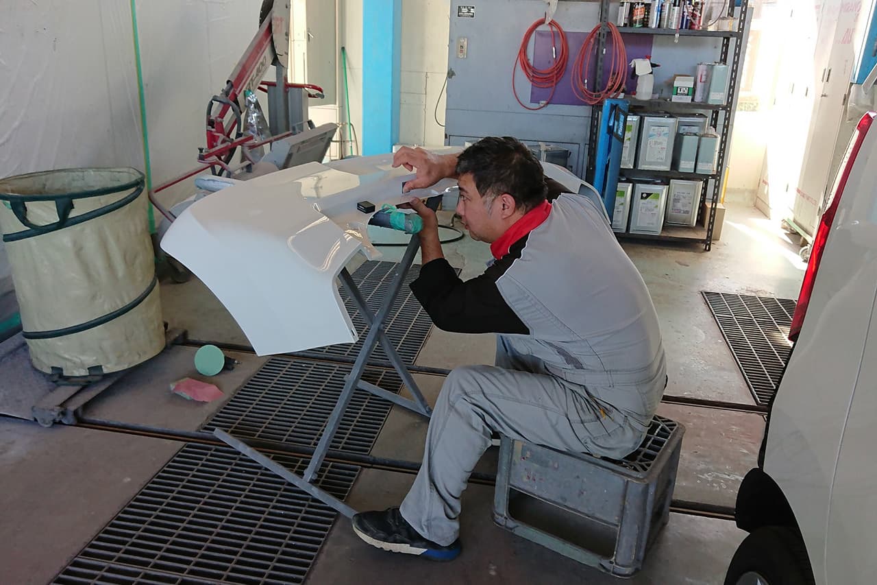 白い部品の塗装チェックをしている様子