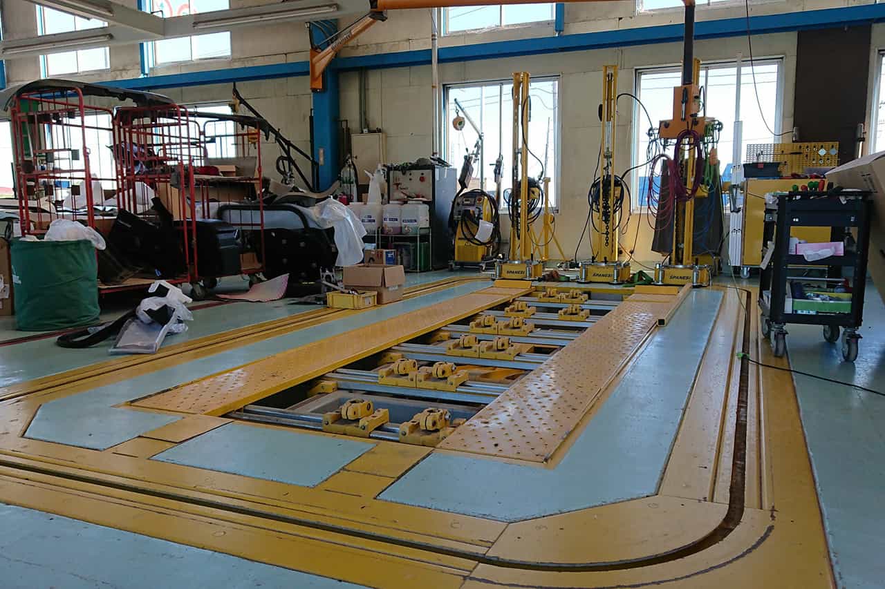 工場内にあるフレーム修正機