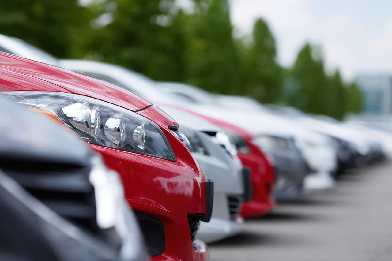 車が並んでいる様子