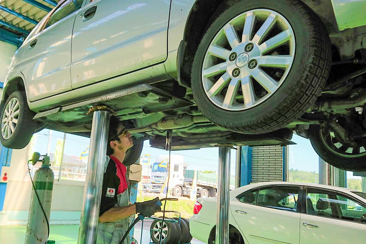 車両下部を点検している様子