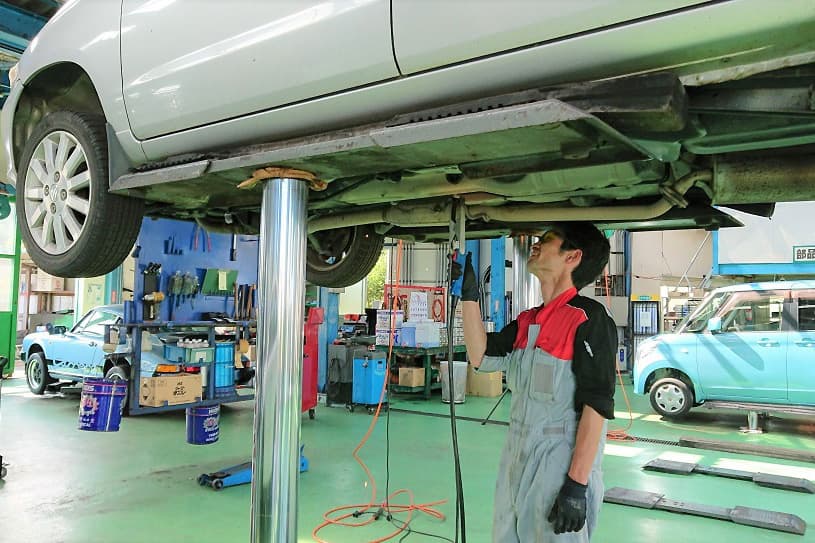 車両下部を点検している様子