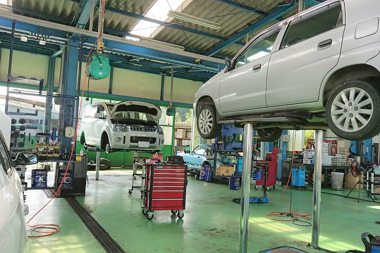 車の点検中の様子