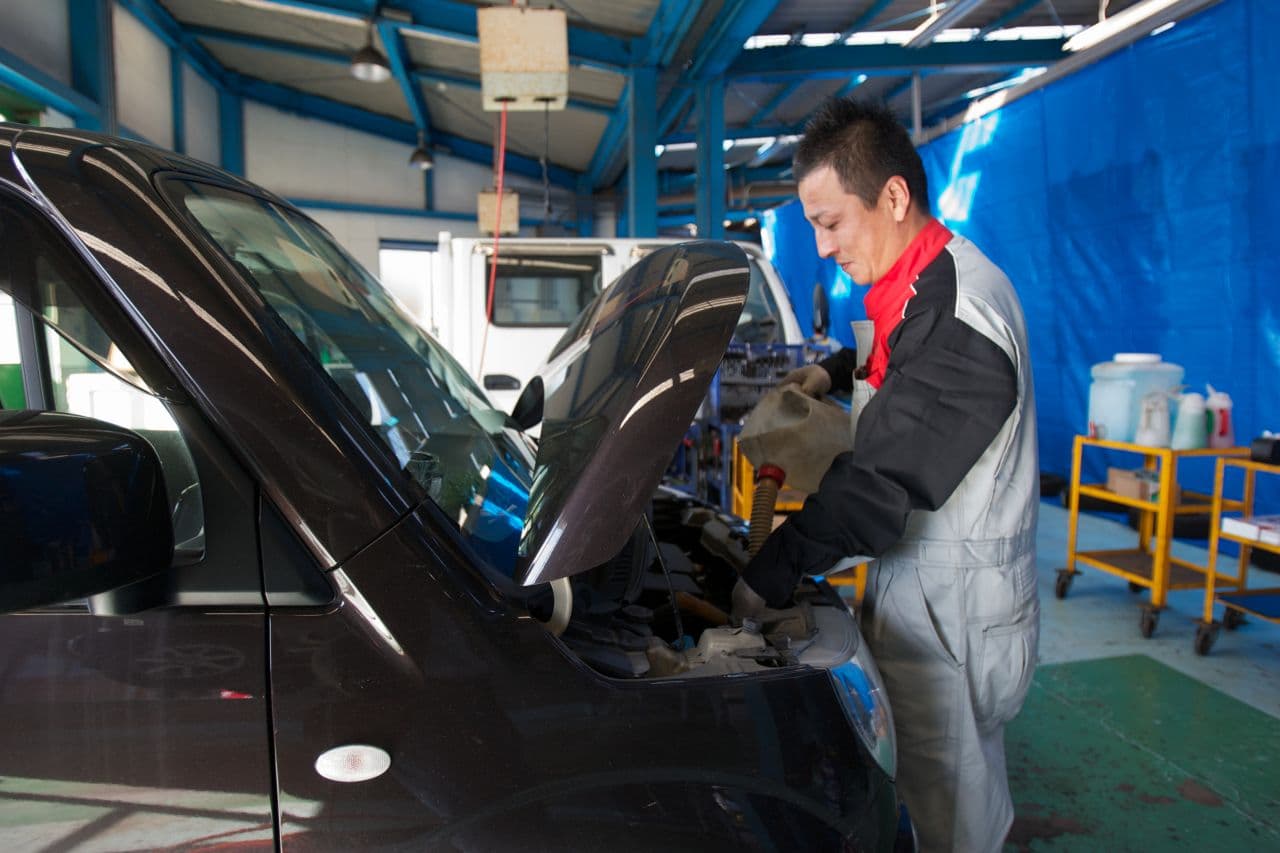 車のフロント部分を修理している様子