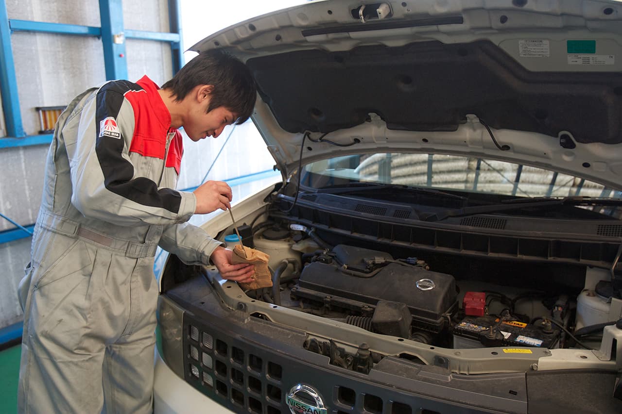 車のフロントをメンテナンスしている様子